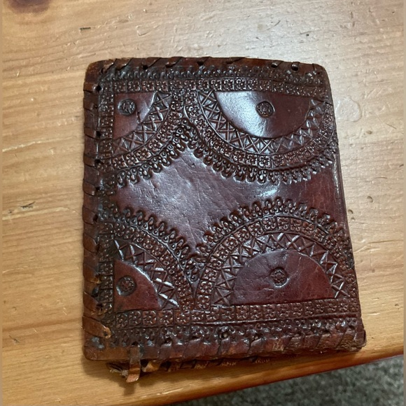 Hand crafted tooled mens leather design bifold wallet laced stitching around it. - Picture 2 of 10